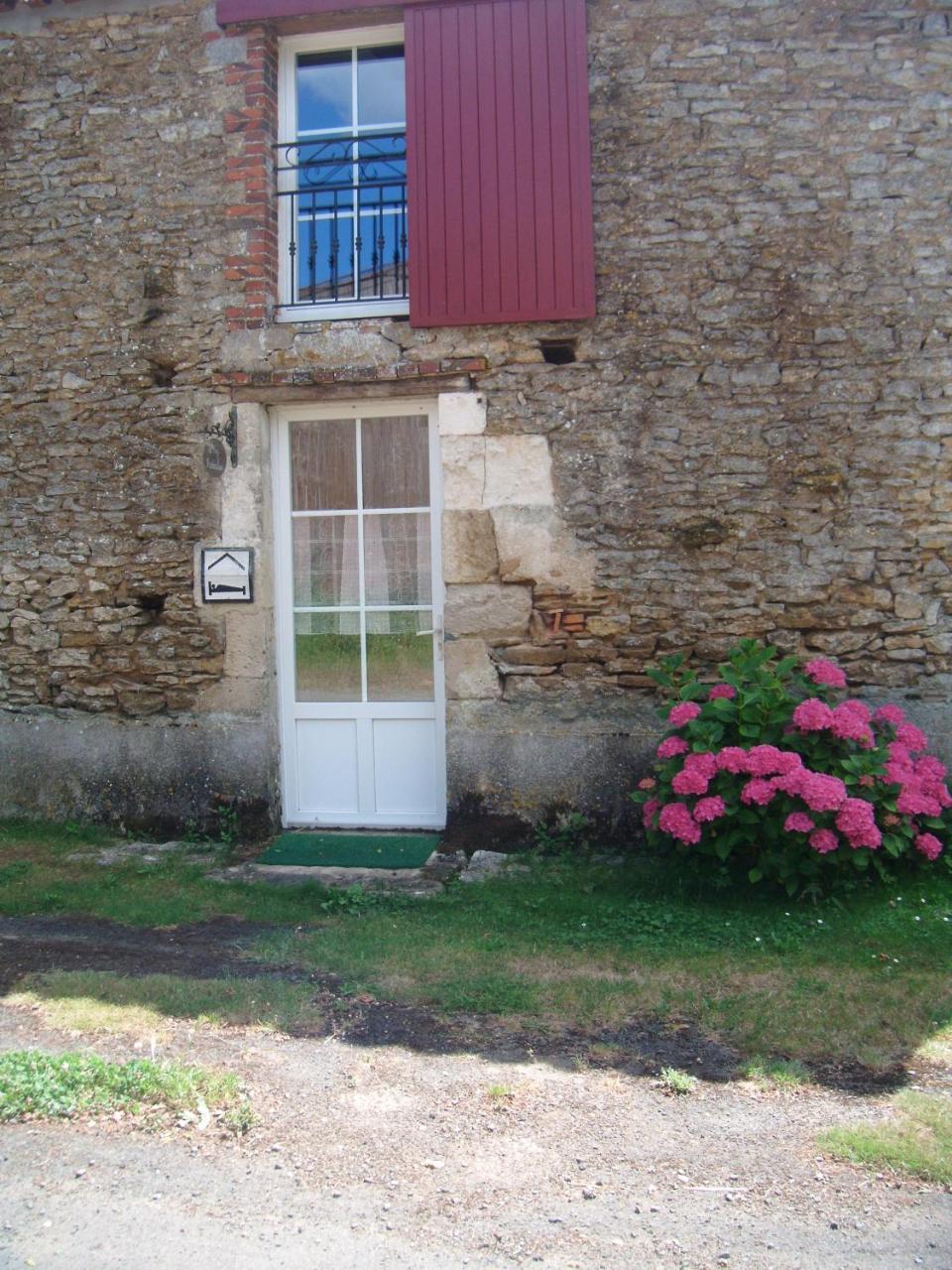 Gite Le Puy Rabasteau Chantonnay Exterior photo