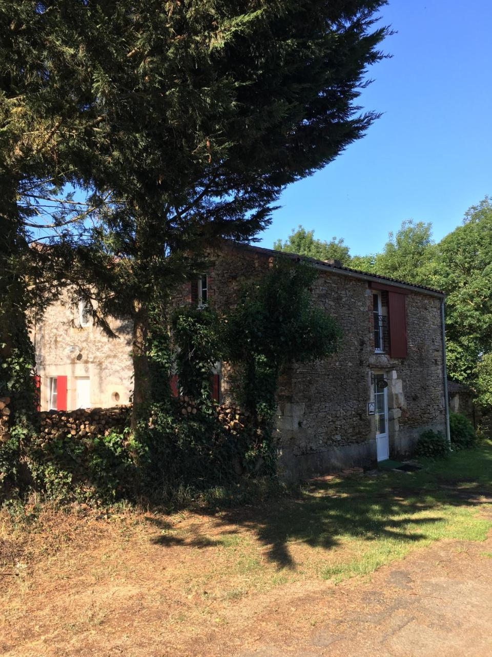 Gite Le Puy Rabasteau Chantonnay Exterior photo